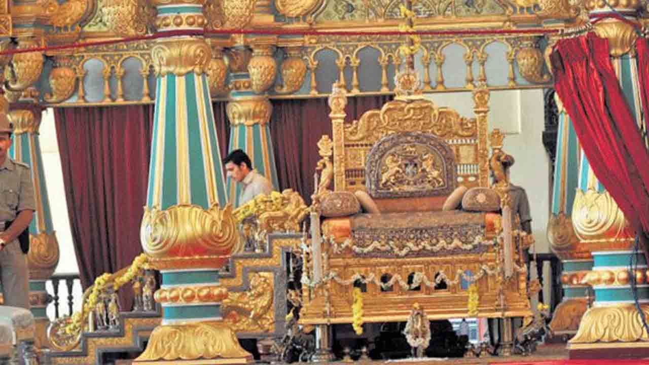 ಅರಮನೆಯಲ್ಲಿಂದು ಖಾಸಗಿ ದರ್ಬಾರ್ ನಡೆಸಲಿದ್ದಾರೆ ಯದುವೀರ್ ಕೃಷ್ಣದತ್ತ ಚಾಮರಾಜ ಒಡೆಯರ್