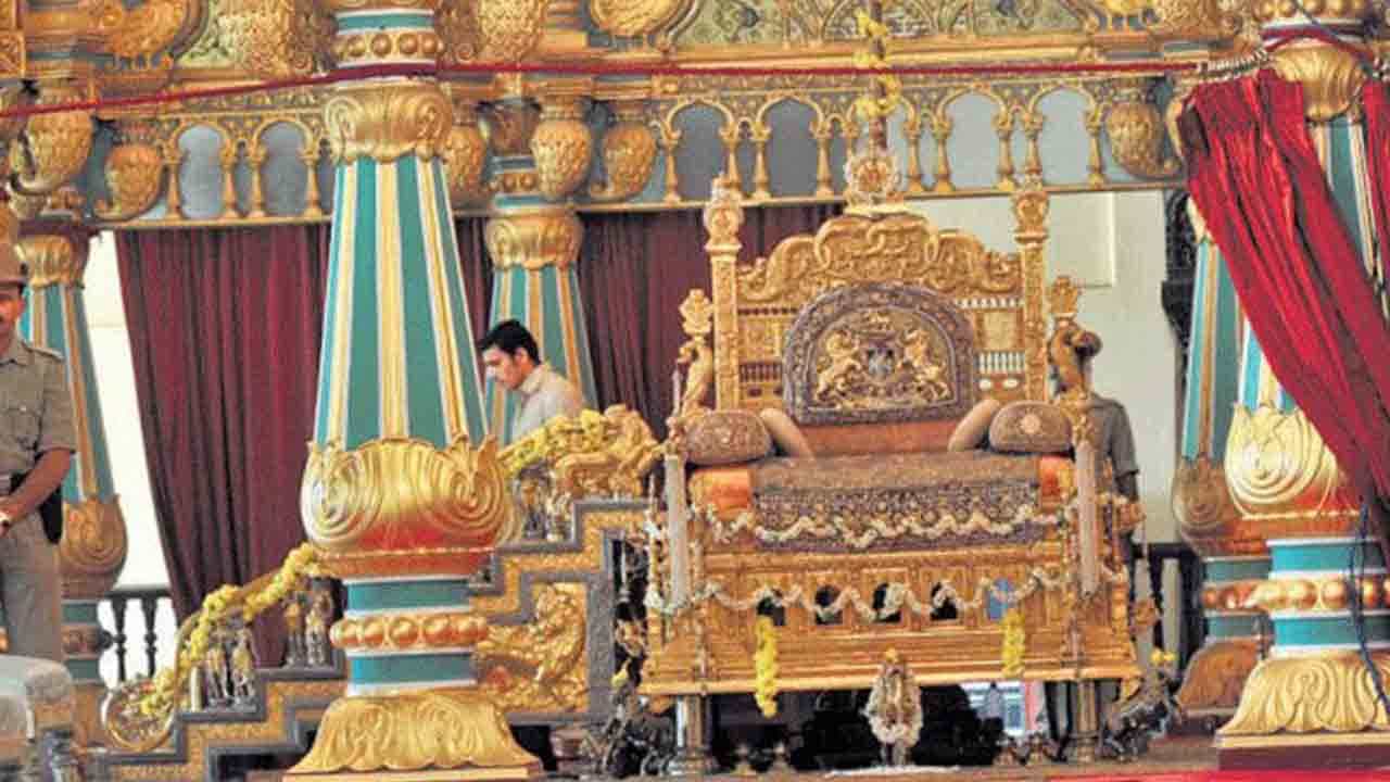 ಅರಮನೆಯಲ್ಲಿಂದು ಖಾಸಗಿ ದರ್ಬಾರ್ ನಡೆಸಲಿದ್ದಾರೆ ಯದುವೀರ್ ಕೃಷ್ಣದತ್ತ ಚಾಮರಾಜ ಒಡೆಯರ್ ಅರಮನೆಯಲ್ಲಿಂದು ಖಾಸಗಿ ದರ್ಬಾರ್ ನಡೆಸಲಿದ್ದಾರೆ ಯದುವೀರ್ ಕೃಷ್ಣದತ್ತ ಚಾಮರಾಜ ಒಡೆಯರ್