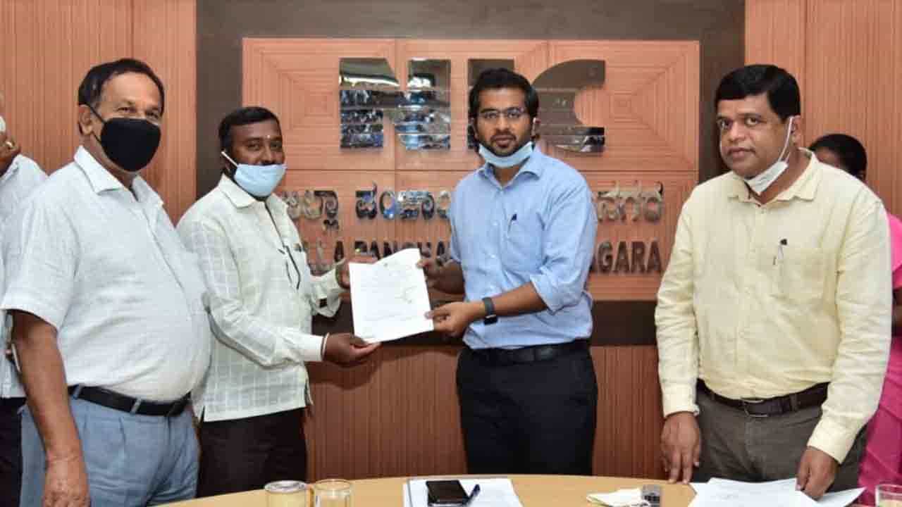 ಪ್ರಧಾನಿ ಮೋದಿಯಿಂದ ರಾಮನಗರದ ಫಲಾನುಭವಿಗಳಿಗೆ ಆಸ್ತಿ ಕಾರ್ಡ್ ವಿತರಣೆ ಪ್ರಧಾನಿ ಮೋದಿಯಿಂದ ರಾಮನಗರದ ಫಲಾನುಭವಿಗಳಿಗೆ ಆಸ್ತಿ ಕಾರ್ಡ್ ವಿತರಣೆ