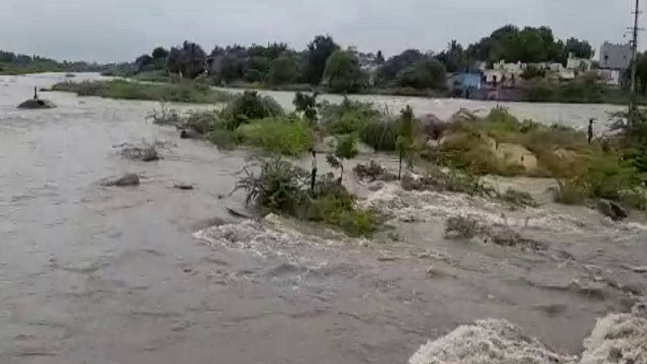 ಮಸ್ಕಿ ಹಳ್ಳ ದಂಡೆ ಸೇತುವೆ ಬಳಿ ಸಿಲುಕಿರುವ ವ್ಯಕ್ತಿಗಳು, ಪ್ರಾಣ ರಕ್ಷಣೆಗಾಗಿ ಪರದಾಟ ಮಸ್ಕಿ ಹಳ್ಳ ದಂಡೆ ಸೇತುವೆ ಬಳಿ ಸಿಲುಕಿರುವ ವ್ಯಕ್ತಿಗಳು, ಪ್ರಾಣ ರಕ್ಷಣೆಗಾಗಿ ಪರದಾಟ