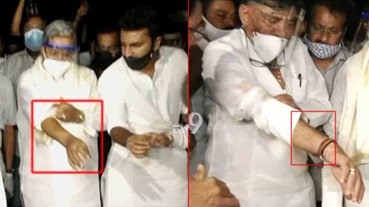 ​ಪಂಜಿನ ಮೆರವಣಿಗೆ ವೇಳೆ ಸಿದ್ದರಾಮಯ್ಯ, ಡಿಕೆಶಿ​ ಮೇಲೆ ಬಿದ್ದ ಕಾದ ಎಣ್ಣೆ