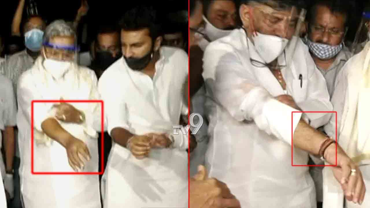 ​ಪಂಜಿನ ಮೆರವಣಿಗೆ ವೇಳೆ ಸಿದ್ದರಾಮಯ್ಯ, ಡಿಕೆಶಿ​ ಮೇಲೆ ಬಿದ್ದ ಕಾದ ಎಣ್ಣೆ
