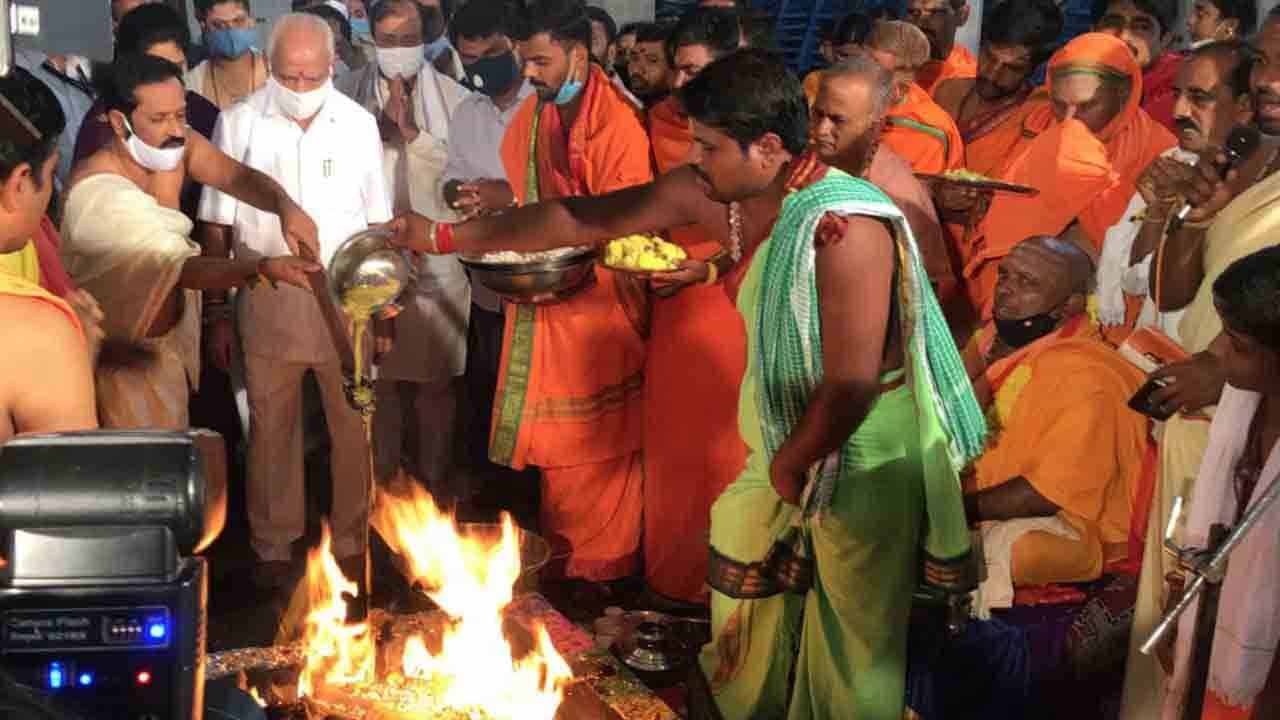 ಕೊರೊನಾ ಶಮನಕ್ಕಾಗಿ ಚಂಡಿಕಾ ಹೋಮ: ಸಿಎಂ BSYರಿಂದ ಪೂರ್ಣಾಹುತಿ ಸಮರ್ಪಣೆ ಕೊರೊನಾ ಶಮನಕ್ಕಾಗಿ ಚಂಡಿಕಾ ಹೋಮ: ಸಿಎಂ BSYರಿಂದ ಪೂರ್ಣಾಹುತಿ ಸಮರ್ಪಣೆ
