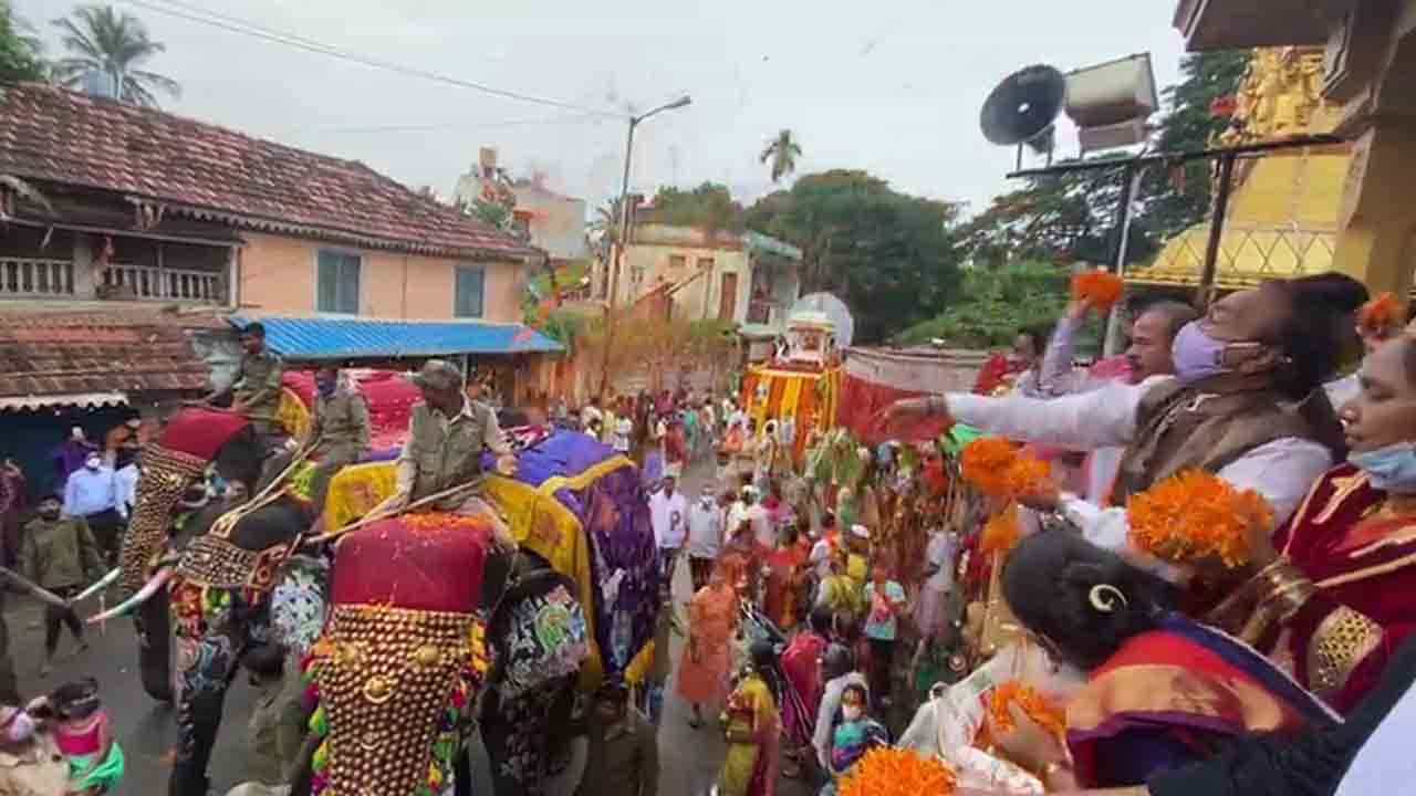 ಶಿವಮೊಗ್ಗದಲ್ಲಿ ವಿಜಯದಶಮಿಯ ಸಂಭ್ರಮ: ದಸರಾ ಮೆರವಣಿಗೆಗೆ ಸಚಿವರಿಂದ ಅದ್ದೂರಿ ಚಾಲನೆ ಶಿವಮೊಗ್ಗದಲ್ಲಿ ವಿಜಯದಶಮಿಯ ಸಂಭ್ರಮ: ದಸರಾ ಮೆರವಣಿಗೆಗೆ ಸಚಿವರಿಂದ ಅದ್ದೂರಿ ಚಾಲನೆ