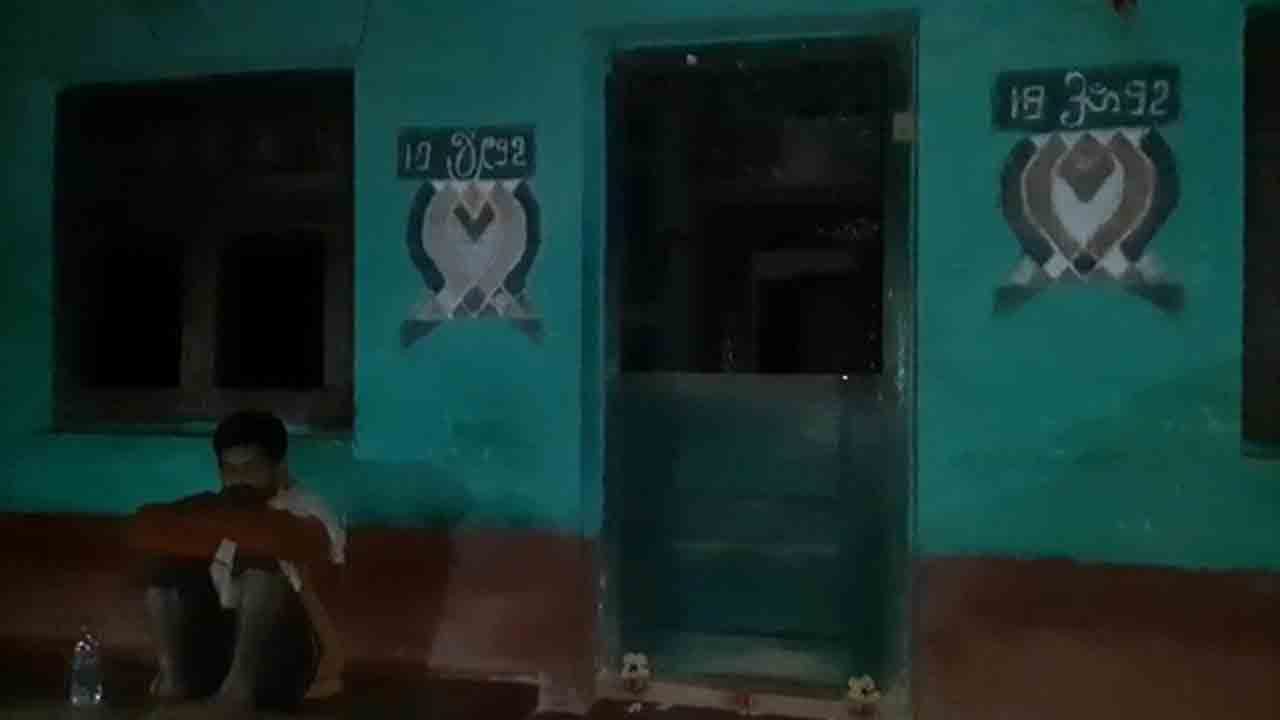 ತಾಯಿಯ ಅಂತ್ಯ ಸಂಸ್ಕಾರಕ್ಕೆ ಕಾದುಕುಳಿತ ಪುತ್ರ.. ತಂದೆ ಕೊಡ್ತಿಲ್ಲ ಜಾಗ! ತಾಯಿಯ ಅಂತ್ಯ ಸಂಸ್ಕಾರಕ್ಕೆ ಕಾದುಕುಳಿತ ಪುತ್ರ.. ತಂದೆ ಕೊಡ್ತಿಲ್ಲ ಜಾಗ!