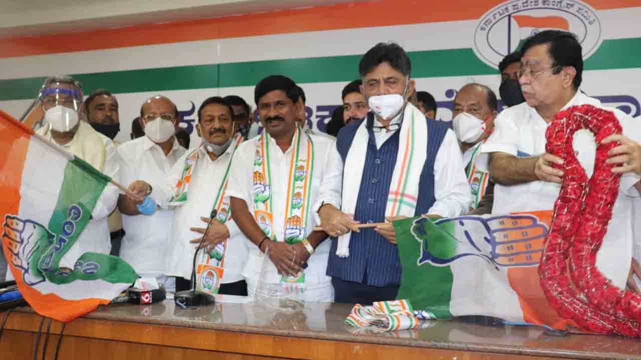 JDS ಟಿಕೆಟ್ ಆಕಾಂಕ್ಷಿ ಕಲ್ಕೆರೆ ರವಿಕುಮಾರ್ ಕಾಂಗ್ರೆಸ್ಗೆ ಸೇರ್ಪಡೆ JDS ಟಿಕೆಟ್ ಆಕಾಂಕ್ಷಿ ಕಲ್ಕೆರೆ ರವಿಕುಮಾರ್ ಕಾಂಗ್ರೆಸ್ಗೆ ಸೇರ್ಪಡೆ
