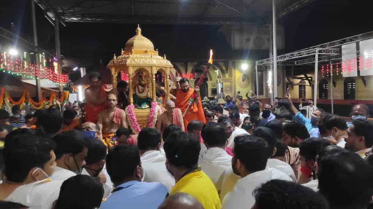 ಪುಷ್ಪರಥದ ಬದಲಿಗೆ ಕೊಲ್ಲೂರಿನಲ್ಲಿ ಚಿನ್ನದ ರಥೋತ್ಸವ: ಶಾಸಕರ ನಿರ್ಧಾರಕ್ಕೆ ಹಲವರ ಬೇಸರ ಪುಷ್ಪರಥದ ಬದಲಿಗೆ ಕೊಲ್ಲೂರಿನಲ್ಲಿ ಚಿನ್ನದ ರಥೋತ್ಸವ: ಶಾಸಕರ ನಿರ್ಧಾರಕ್ಕೆ ಹಲವರ ಬೇಸರ