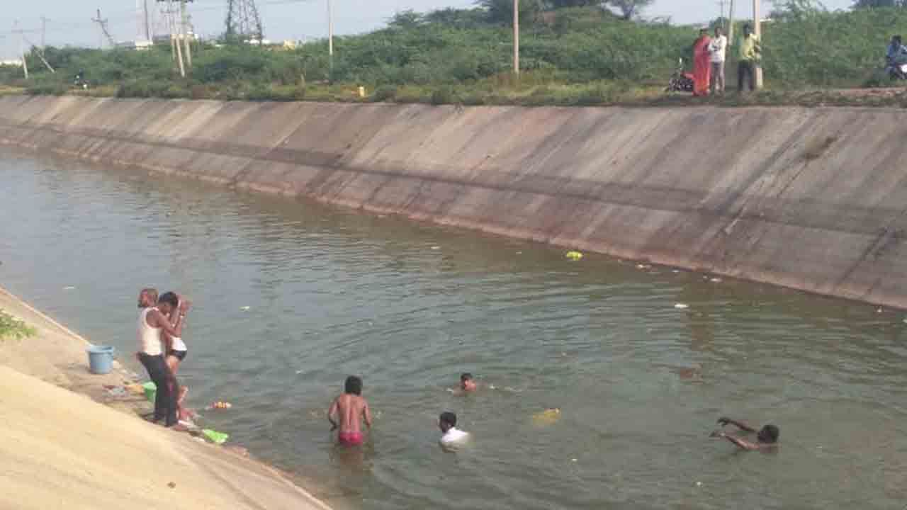 ಎಡದಂಡೆ ಕಾಲುವೆಯಲ್ಲಿ ಮುಳುಗುತ್ತಿದ್ದ ಮಗನನ್ನ ರಕ್ಷಿಸಲು ಧಾವಿಸಿದ ತಾಯಿ ನೀರುಪಾಲು ಎಡದಂಡೆ ಕಾಲುವೆಯಲ್ಲಿ ಮುಳುಗುತ್ತಿದ್ದ ಮಗನನ್ನ ರಕ್ಷಿಸಲು ಧಾವಿಸಿದ ತಾಯಿ ನೀರುಪಾಲು
