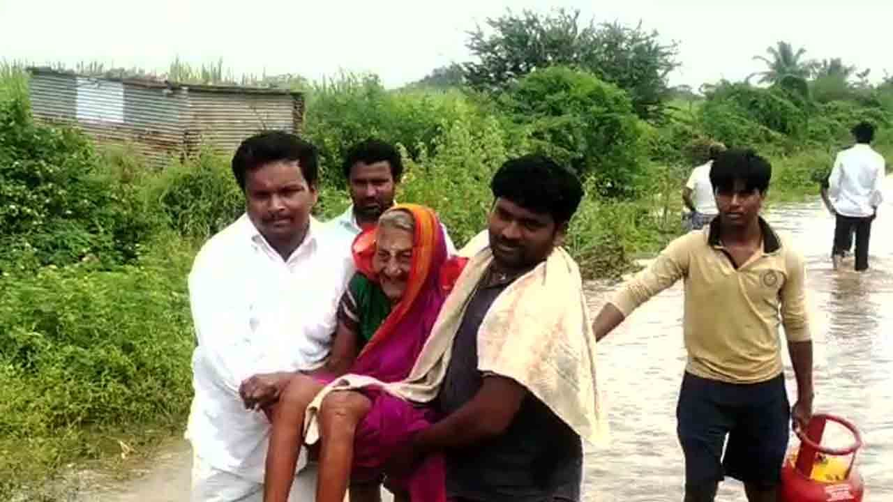 ಬೆಳೆ ನಾಶದಿಂದ ಬೇಸತ್ತು ನದಿ ಪಾಲಾಗ್ತೀವಿ ಅಂತಾ ಮರವೇರಿದ ತಾಯಿ-ಮಗ, ಮುಂದೇನಾಯ್ತು? ಬೆಳೆ ನಾಶದಿಂದ ಬೇಸತ್ತು ನದಿ ಪಾಲಾಗ್ತೀವಿ ಅಂತಾ ಮರವೇರಿದ ತಾಯಿ-ಮಗ, ಮುಂದೇನಾಯ್ತು?