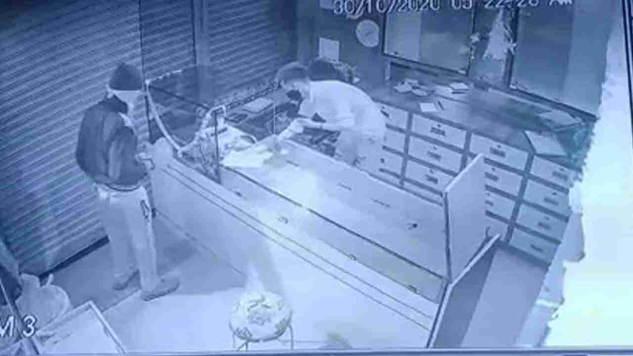 ಗೂರ್ಖಾ ಬಹಾದ್ದೂರ್ನ ಸಮಯ ಪ್ರಜ್ಞೆಯಿಂದ ತಪ್ಪಿದ ಭಾರಿ ಚಿನ್ನದ ದರೋಡೆ!