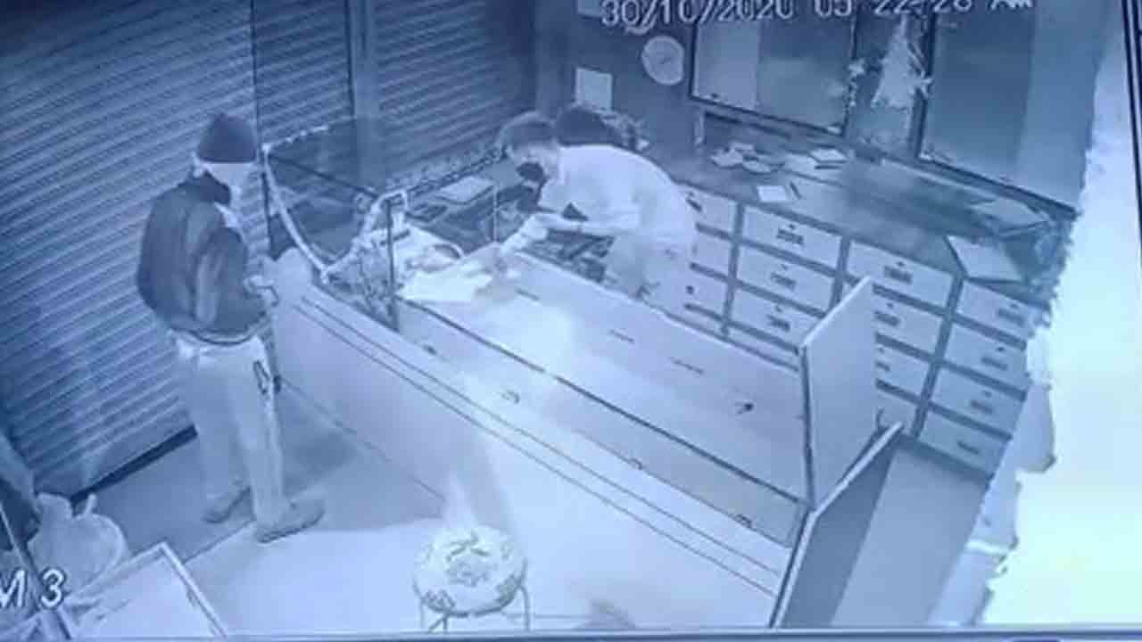 ಗೂರ್ಖಾ ಬಹಾದ್ದೂರ್ನ ಸಮಯ ಪ್ರಜ್ಞೆಯಿಂದ ತಪ್ಪಿದ ಭಾರಿ ಚಿನ್ನದ ದರೋಡೆ! ಗೂರ್ಖಾ ಬಹಾದ್ದೂರ್ನ ಸಮಯ ಪ್ರಜ್ಞೆಯಿಂದ ತಪ್ಪಿದ ಭಾರಿ ಚಿನ್ನದ ದರೋಡೆ!