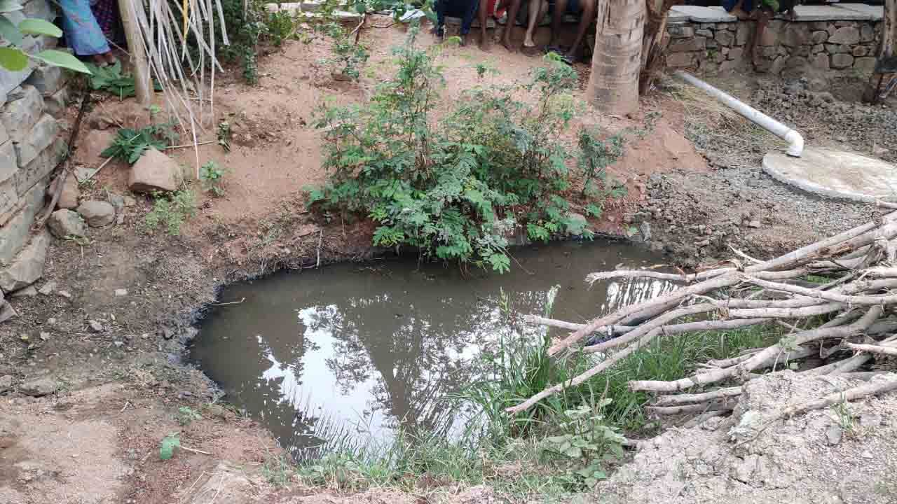 ಮನೆ ಮುಂದೆ ಆಟವಾಡುತ್ತಿದ್ದ ವೇಳೆ ಚರಂಡಿಗೆ ಬಿದ್ದು ಮಗು ಸಾವು ಮನೆ ಮುಂದೆ ಆಟವಾಡುತ್ತಿದ್ದ ವೇಳೆ ಚರಂಡಿಗೆ ಬಿದ್ದು ಮಗು ಸಾವು