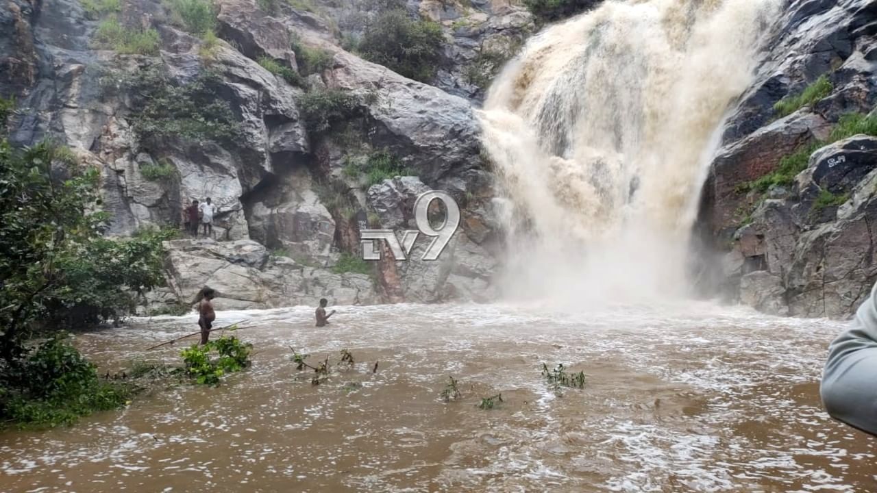 ಧಬೆ ಧಬೆ ಫಾಲ್ಸ್​ ನೋಡಲು ಬಂದ ಮೂವರು ಯುವಕರು ನೀರುಪಾಲು