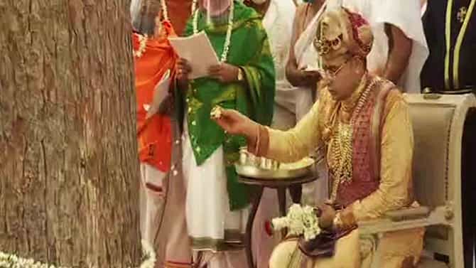 ಪಟ್ಟದ ಕತ್ತಿ ಹಿಡಿದು ವಿಜಯದಶಮಿ ಮೆರವಣಿಗೆ, ಬನ್ನಿಮರಕ್ಕೆ ಯದುವೀರ್ ಪೂಜೆ ಸಲ್ಲಿಕೆ