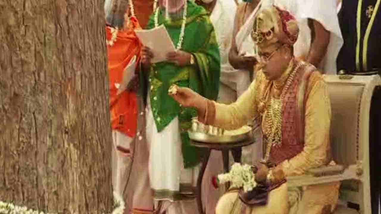 ಪಟ್ಟದ ಕತ್ತಿ ಹಿಡಿದು ವಿಜಯದಶಮಿ ಮೆರವಣಿಗೆ, ಬನ್ನಿಮರಕ್ಕೆ ಯದುವೀರ್ ಪೂಜೆ ಸಲ್ಲಿಕೆ