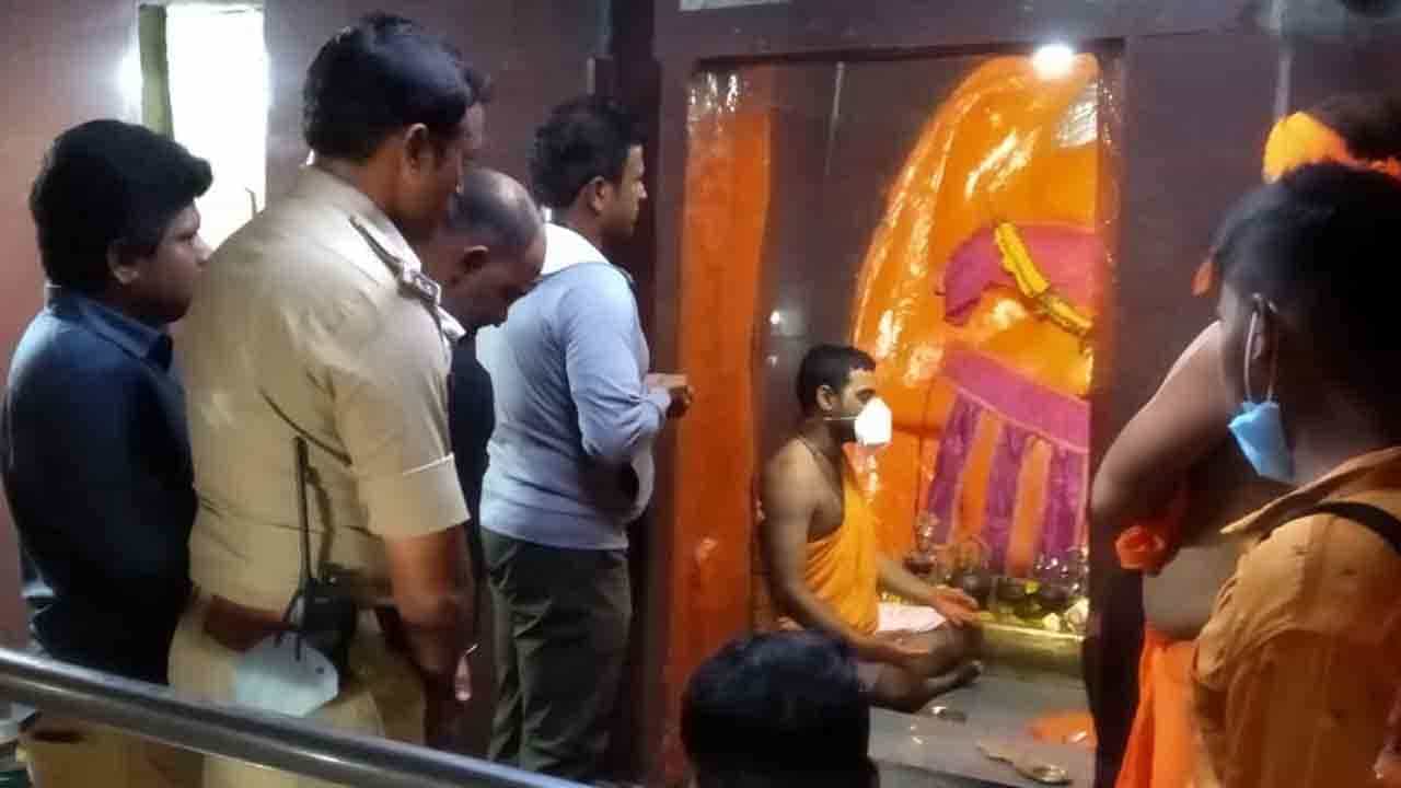 575 ಮೆಟ್ಟಿಲನ್ನೇರಿ ಹನುಮನ ದರ್ಶನ ಪಡೆದ ಪುನೀತ್ ರಾಜ್​ಕುಮಾರ್​