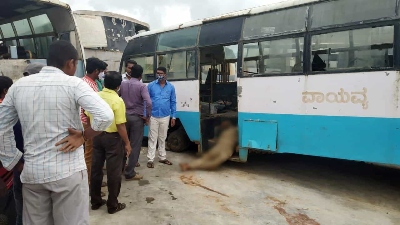 ಹೃದಯಾಘಾತ: ಬಸ್ಸಿನ ಮೆಟ್ಟಿಲುಗಳ ಮೇಲೆಯೇ ಕರ್ತವ್ಯನಿರತ ಅಟೆಂಡರ್ ಸಾವು ಹೃದಯಾಘಾತ: ಬಸ್ಸಿನ ಮೆಟ್ಟಿಲುಗಳ ಮೇಲೆಯೇ ಕರ್ತವ್ಯನಿರತ ಅಟೆಂಡರ್ ಸಾವು