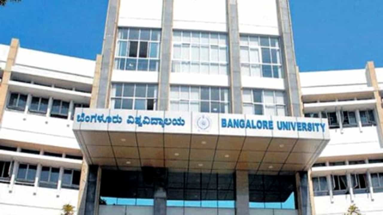 ಬೆಂಗಳೂರು ವಿ.ವಿಯಲ್ಲಿ ಮತ್ತೊಂದು ಹಗರಣದ ವಾಸನೆ: ಹಣಕ್ಕಾಗಿ ಅಂಕಪಟ್ಟಿಗಳ ಅಕ್ರಮ ತಿದ್ದುಪಡಿ ಆರೋಪ ಬೆಂಗಳೂರು ವಿ.ವಿಯಲ್ಲಿ ಮತ್ತೊಂದು ಹಗರಣದ ವಾಸನೆ: ಹಣಕ್ಕಾಗಿ ಅಂಕಪಟ್ಟಿಗಳ ಅಕ್ರಮ ತಿದ್ದುಪಡಿ ಆರೋಪ