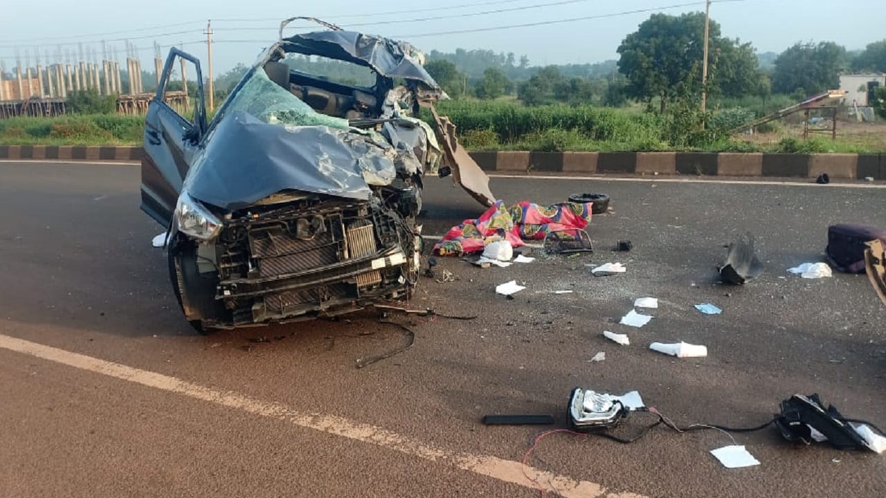 ನಿಂತಿದ್ದ ಲಾರಿಗೆ ಡಿಕ್ಕಿ: ಕಾರಿನಲ್ಲಿದ್ದ ಇಬ್ಬರು ಸ್ಥಳದಲ್ಲೇ ಸಾವು ನಿಂತಿದ್ದ ಲಾರಿಗೆ ಡಿಕ್ಕಿ: ಕಾರಿನಲ್ಲಿದ್ದ ಇಬ್ಬರು ಸ್ಥಳದಲ್ಲೇ ಸಾವು