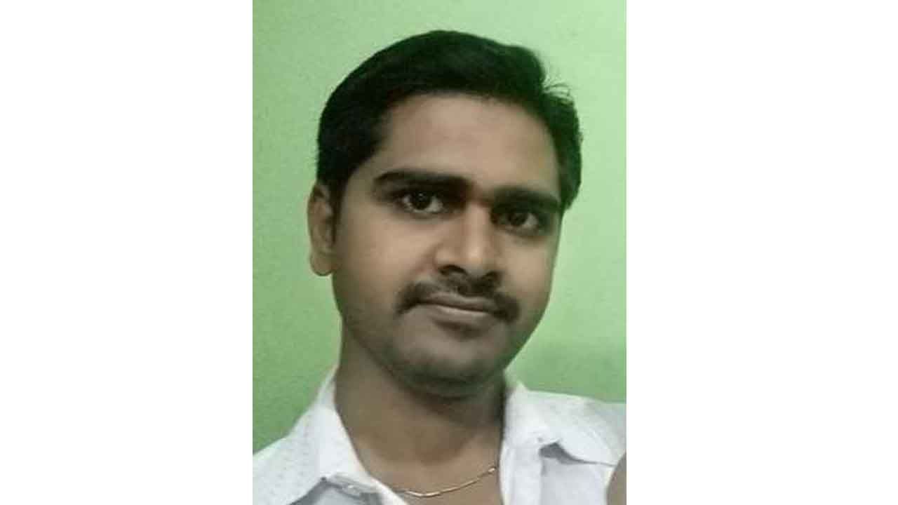 ಸಾಲಬಾಧೆ: ಮನನೊಂದ ನೇಕಾರ ಮಗ್ಗದ ಮುಂದೆಯೇ ಆತ್ಮಹತ್ಯೆಗೆ ಶರಣು, ಎಲ್ಲಿ? ಸಾಲಬಾಧೆ: ಮನನೊಂದ ನೇಕಾರ ಮಗ್ಗದ ಮುಂದೆಯೇ ಆತ್ಮಹತ್ಯೆಗೆ ಶರಣು, ಎಲ್ಲಿ?