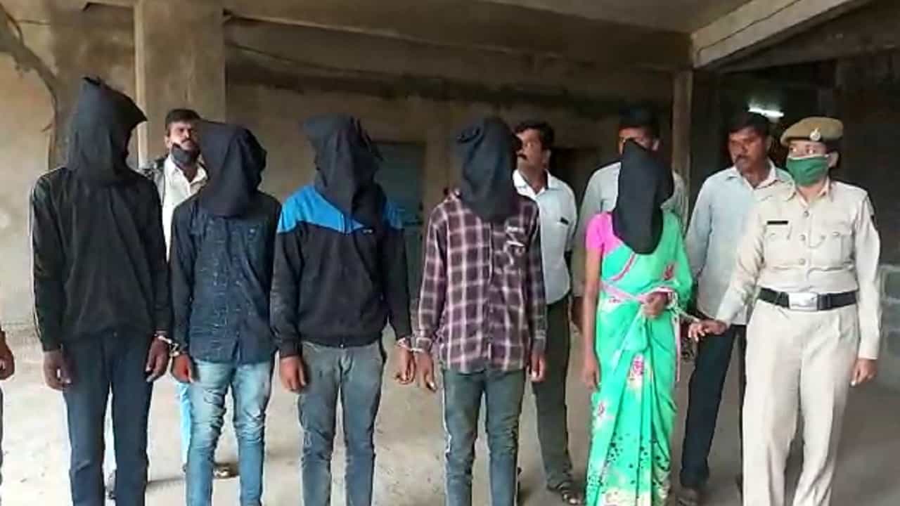ವಿವಾಹಿತ ಮಹಿಳೆ ಜೋಡಿ ಕೊಲೆ: ಐವರು ಅರೆಸ್ಟ್, ಬಹಿರಂಗವಾಯ್ತು ಕೊಲೆ ರಹಸ್ಯ! ವಿವಾಹಿತ ಮಹಿಳೆ ಜೋಡಿ ಕೊಲೆ: ಐವರು ಅರೆಸ್ಟ್, ಬಹಿರಂಗವಾಯ್ತು ಕೊಲೆ ರಹಸ್ಯ!