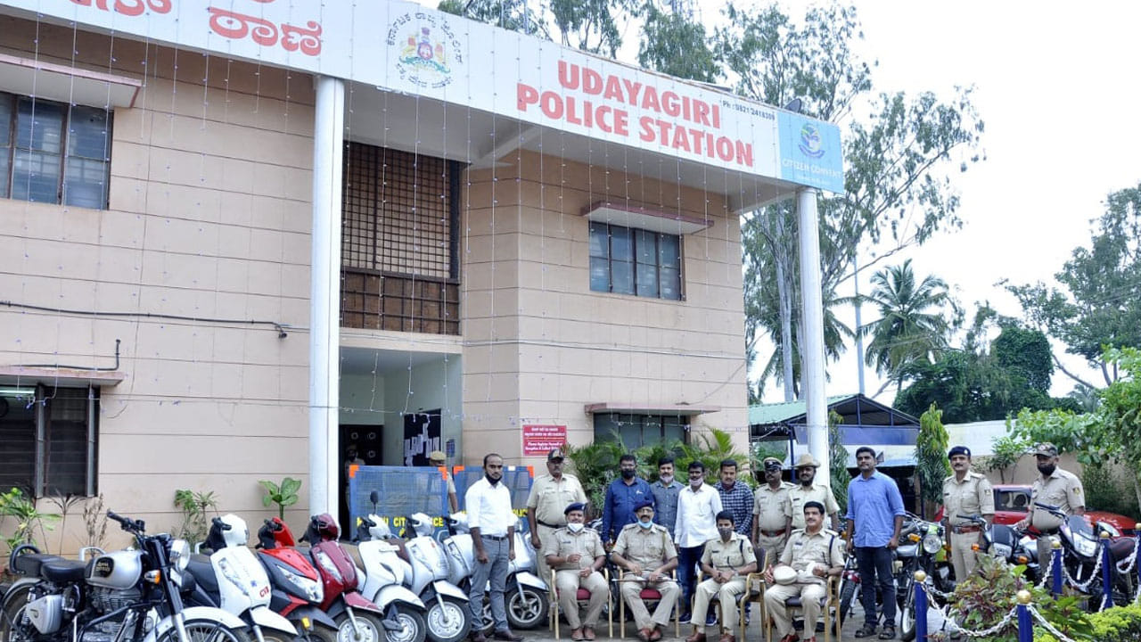 ಮೂವರು ಬೈಕ್ ಕಳ್ಳರ ಬಂಧನ: 17 ವಾಹನ ವಶ ಮೂವರು ಬೈಕ್ ಕಳ್ಳರ ಬಂಧನ: 17 ವಾಹನ ವಶ