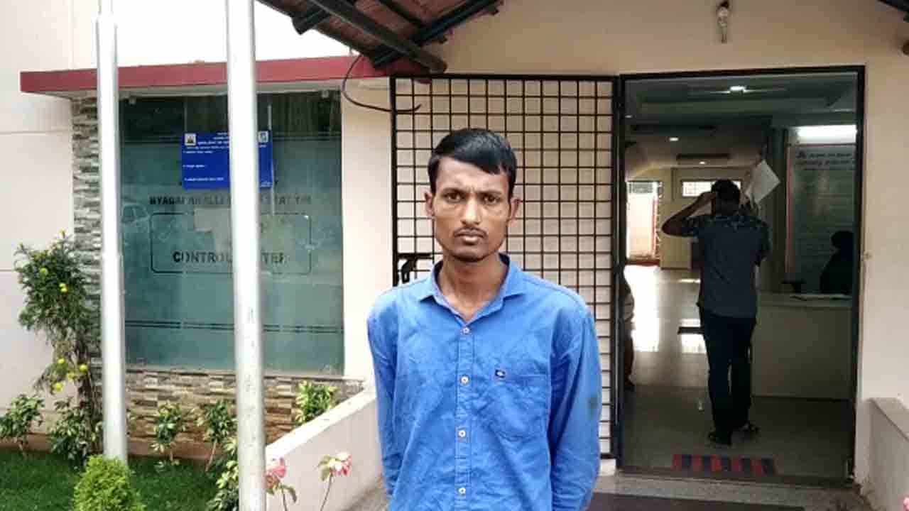 ಪತ್ನಿಗೆ ಫೋನ್ ಮಾಡಿದ್ದನ್ನು ಪ್ರಶ್ನಿಸಿದ್ದಕ್ಕೆ ಕೊಲೆ ಮಾಡಿ ಮೂಟೆ ಕಟ್ಟಿದ! ಪತ್ನಿಗೆ ಫೋನ್ ಮಾಡಿದ್ದನ್ನು ಪ್ರಶ್ನಿಸಿದ್ದಕ್ಕೆ ಕೊಲೆ ಮಾಡಿ ಮೂಟೆ ಕಟ್ಟಿದ!