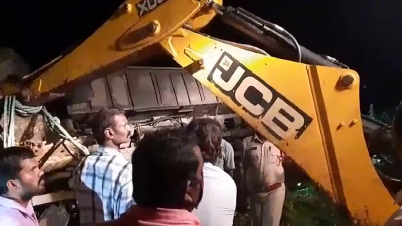 ಫಿರಂಗಿಪುರ ಬಳಿ ಭೀಕರ ಘಟನೆ: ಬಸ್ ಪಲ್ಟಿ, 20ಕ್ಕೂ ಹೆಚ್ಚು ಜನರಿಗೆ ಗಾಯ ಫಿರಂಗಿಪುರ ಬಳಿ ಭೀಕರ ಘಟನೆ: ಬಸ್ ಪಲ್ಟಿ, 20ಕ್ಕೂ ಹೆಚ್ಚು ಜನರಿಗೆ ಗಾಯ