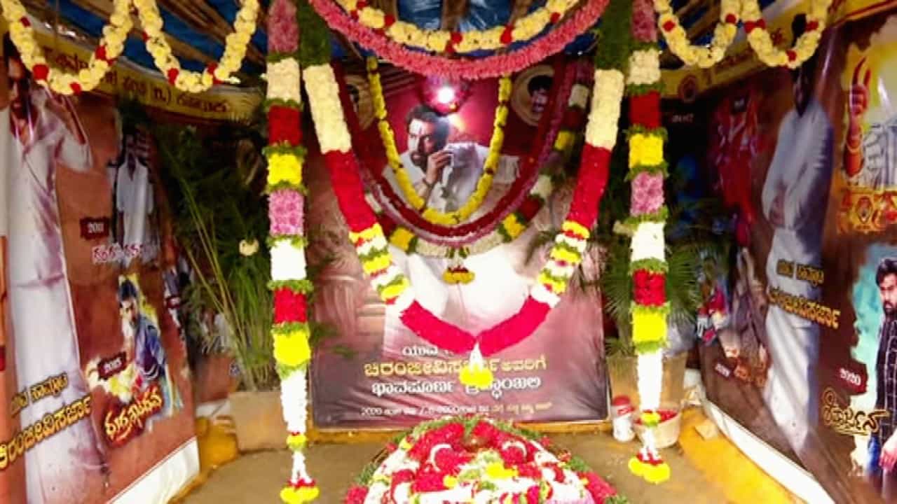 ಮೊಮ್ಮಗನ ಸ್ಮಾರಕದ ಮೇಲೆ ಹೂವಿನ ಮಳೆಗೆರೆದ ಅಜ್ಜಿ, ಕಣ್ಣಾಲಿಗಳು ತೇವ ತೇವ ಮೊಮ್ಮಗನ ಸ್ಮಾರಕದ ಮೇಲೆ ಹೂವಿನ ಮಳೆಗೆರೆದ ಅಜ್ಜಿ, ಕಣ್ಣಾಲಿಗಳು ತೇವ ತೇವ
