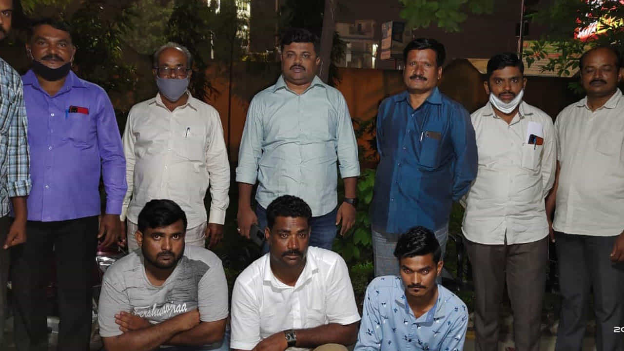 ಕ್ರಿಕೆಟ್ ಬೆಟ್ಟಿಂಗ್ ದಂಧೆ: ವಿಜಯಪುರ, ರಾಯಚೂರಿನಲ್ಲಿ ಪೊಲೀಸ್ ಭರ್ಜರಿ ಬೇಟೆ ಕ್ರಿಕೆಟ್ ಬೆಟ್ಟಿಂಗ್ ದಂಧೆ: ವಿಜಯಪುರ, ರಾಯಚೂರಿನಲ್ಲಿ ಪೊಲೀಸ್ ಭರ್ಜರಿ ಬೇಟೆ