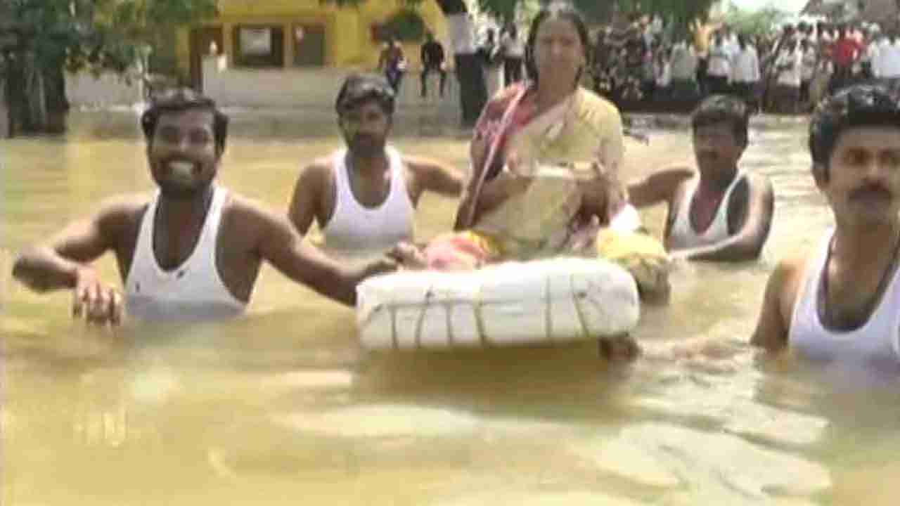 ಆಳೆತ್ತರ ನೀರಿದ್ದರು ತಗ್ಗದ ಭಕ್ತಿ.. ಪ್ರವಾಹದ ನಡುವೆಯೇ ನವರಾತ್ರಿ ಪೂಜೆ