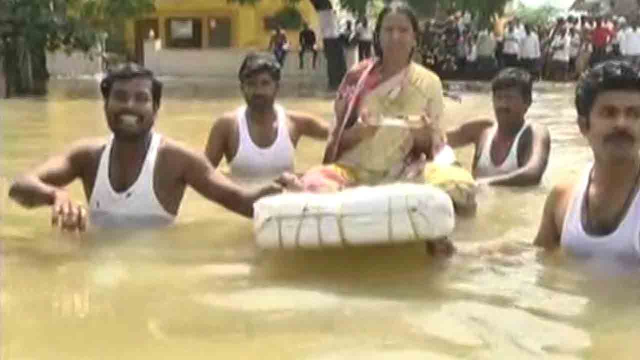 ಆಳೆತ್ತರ ನೀರಿದ್ದರು ತಗ್ಗದ ಭಕ್ತಿ.. ಪ್ರವಾಹದ ನಡುವೆಯೇ ನವರಾತ್ರಿ ಪೂಜೆ ಆಳೆತ್ತರ ನೀರಿದ್ದರು ತಗ್ಗದ ಭಕ್ತಿ.. ಪ್ರವಾಹದ ನಡುವೆಯೇ ನವರಾತ್ರಿ ಪೂಜೆ