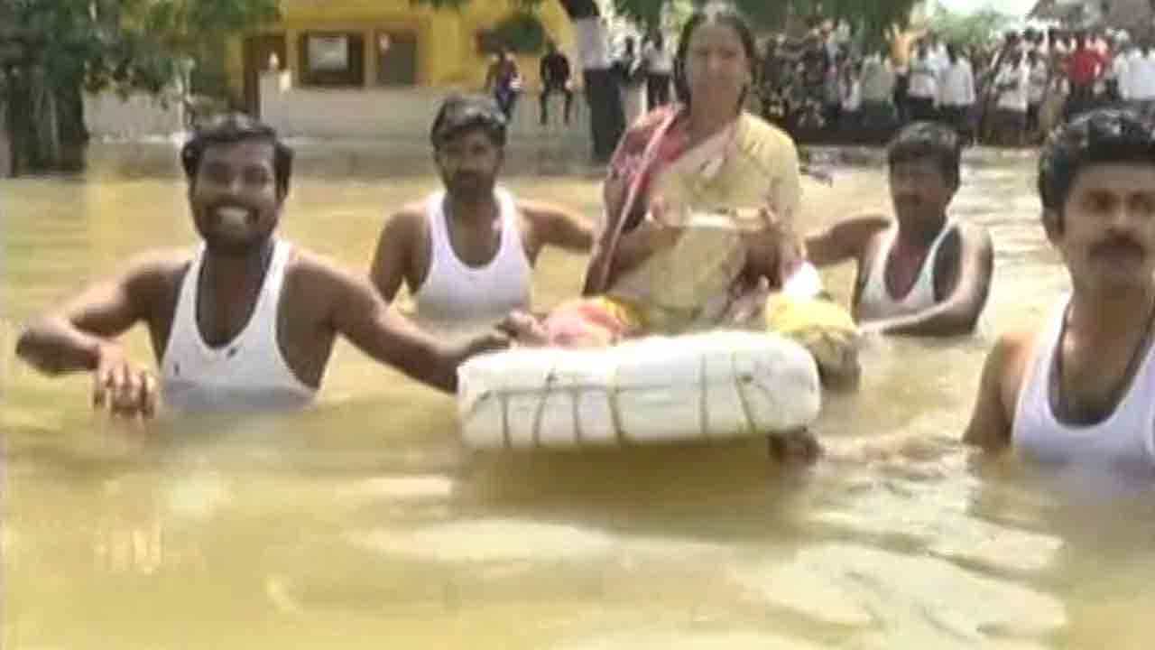 ಆಳೆತ್ತರ ನೀರಿದ್ದರು ತಗ್ಗದ ಭಕ್ತಿ.. ಪ್ರವಾಹದ ನಡುವೆಯೇ ನವರಾತ್ರಿ ಪೂಜೆ ಆಳೆತ್ತರ ನೀರಿದ್ದರು ತಗ್ಗದ ಭಕ್ತಿ.. ಪ್ರವಾಹದ ನಡುವೆಯೇ ನವರಾತ್ರಿ ಪೂಜೆ