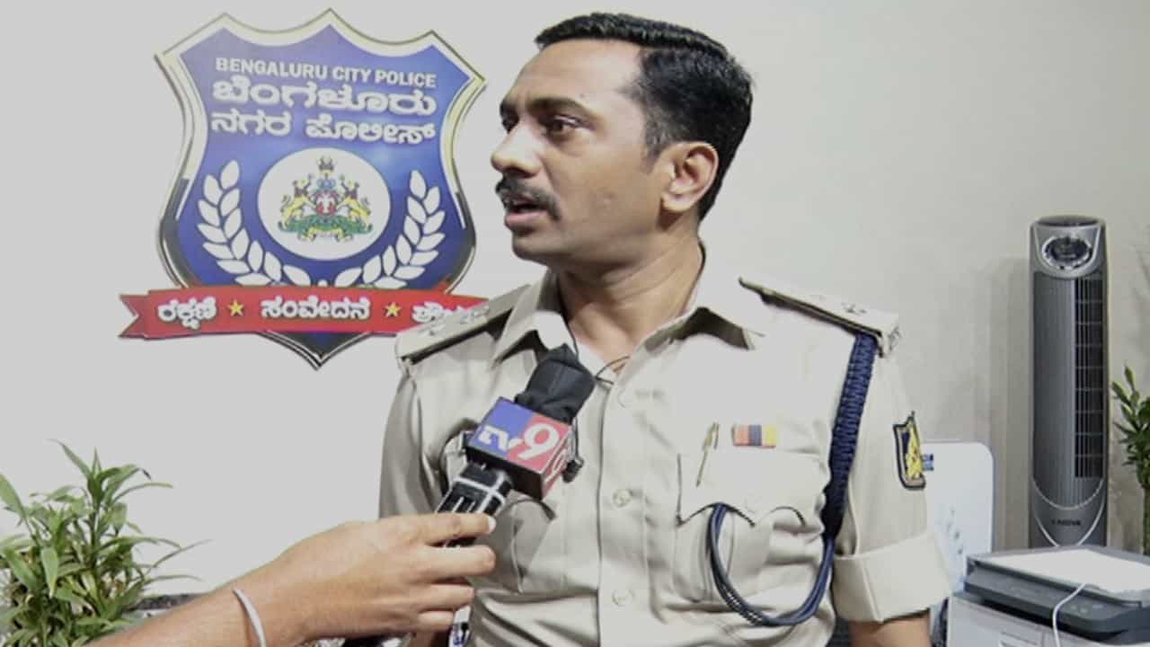 ಡಿಜೆ-ಕೆಜಿ ಹಳ್ಳಿ ಪ್ರಕರಣ: ಬೆಂಕಿ ಹಚ್ಚಿದ್ಯಾರು? DCP ಶರಣಪ್ಪ ನೀಡಿದ್ದಾರೆ ಫ್ರೇಂ-ಟು-ಫ್ರೇಂ ಮಾಹಿತಿ ಡಿಜೆ-ಕೆಜಿ ಹಳ್ಳಿ ಪ್ರಕರಣ: ಬೆಂಕಿ ಹಚ್ಚಿದ್ಯಾರು? DCP ಶರಣಪ್ಪ ನೀಡಿದ್ದಾರೆ ಫ್ರೇಂ-ಟು-ಫ್ರೇಂ ಮಾಹಿತಿ