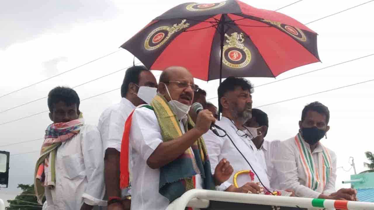 ಡಿಕೆ ಶಿವಕುಮಾರ್ಗೆ RCB ಛತ್ರಿ ಹಿಡಿದ ಅಭಿಮಾನಿಗಳು.. ಅದರಿಂದಲೇ RCBಗೆ ಒಲಿಯಿತಂತೆ ಅದೃಷ್ಟ! ಡಿಕೆ ಶಿವಕುಮಾರ್ಗೆ RCB ಛತ್ರಿ ಹಿಡಿದ ಅಭಿಮಾನಿಗಳು.. ಅದರಿಂದಲೇ RCBಗೆ ಒಲಿಯಿತಂತೆ ಅದೃಷ್ಟ!