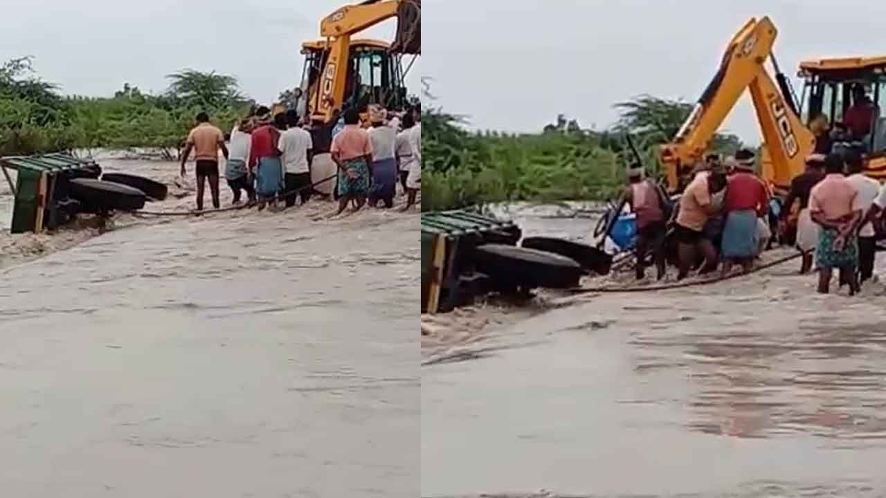 ವರುಣಾರ್ಭಟ: ಹಳ್ಳದಲ್ಲಿ ಮುಳುಗಿದ ಟ್ರ್ಯಾಕ್ಟರ್, ಮೇಲೆತ್ತಲು ಹರಸಾಹಸ ವರುಣಾರ್ಭಟ: ಹಳ್ಳದಲ್ಲಿ ಮುಳುಗಿದ ಟ್ರ್ಯಾಕ್ಟರ್, ಮೇಲೆತ್ತಲು ಹರಸಾಹಸ