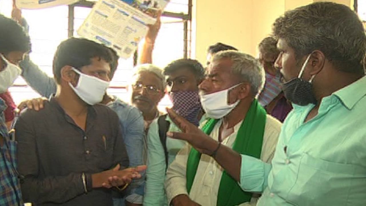 ರೊಚ್ಚಿಗೆದ್ದ ರೈತರಿಂದ ವಿಮಾ ಕಂಪನಿ ಅಧಿಕಾರಿಗಳಿಗೆ ಹಿಗ್ಗಾಮುಗ್ಗಾ ತರಾಟೆ ರೊಚ್ಚಿಗೆದ್ದ ರೈತರಿಂದ ವಿಮಾ ಕಂಪನಿ ಅಧಿಕಾರಿಗಳಿಗೆ ಹಿಗ್ಗಾಮುಗ್ಗಾ ತರಾಟೆ