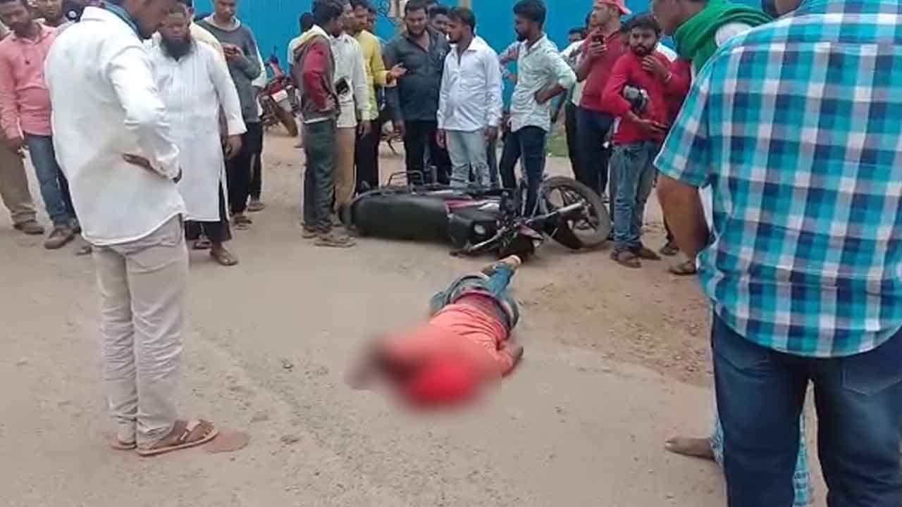 ಬಸ್ ಓವರ್ ಟೆಕ್ ಮಾಡಲು ಹೋಗಿ ಯುವಕ ಸಾವು ಬಸ್ ಓವರ್ ಟೆಕ್ ಮಾಡಲು ಹೋಗಿ ಯುವಕ ಸಾವು