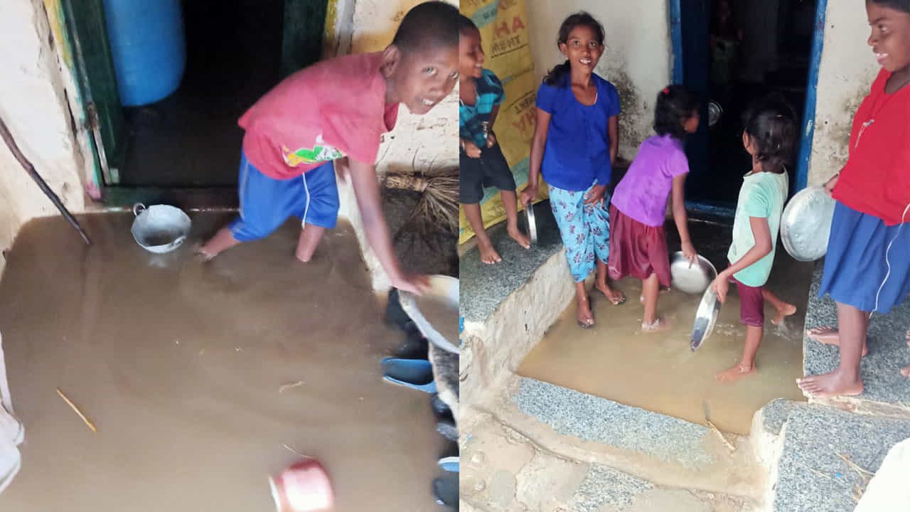 ಗದಗ ಮಳೆ ಅಬ್ಬರ: ಹದಗೆಟ್ಟ ರಸ್ತೆಯಲ್ಲಿ ಸಿಲುಕಿ ಪ್ರಯಾಣಿಕರ ಪರದಾಟ, ಮನೆಗಳು ಜಲಾವೃತ ಗದಗ ಮಳೆ ಅಬ್ಬರ: ಹದಗೆಟ್ಟ ರಸ್ತೆಯಲ್ಲಿ ಸಿಲುಕಿ ಪ್ರಯಾಣಿಕರ ಪರದಾಟ, ಮನೆಗಳು ಜಲಾವೃತ