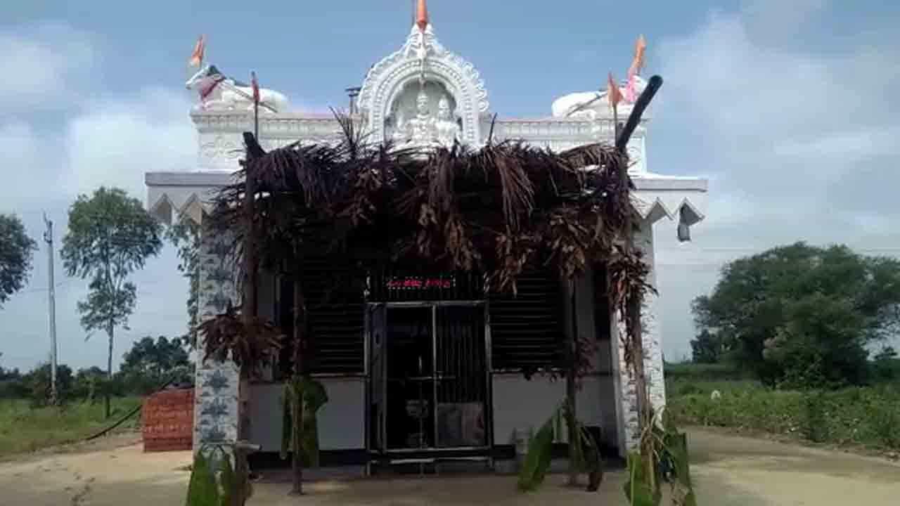 ಕೋಡಿಬಸವೇಶ್ವರ ದೇಗುಲದಲ್ಲಿ ಕಳ್ಳತನ: ಅಭರಣಗಳು, ಹಣ ಕದ್ದು ಹುಂಡಿ ಕೆರೆಗೆ ಬಿಸಾಕಿದ ಖದೀಮರು ಕೋಡಿಬಸವೇಶ್ವರ ದೇಗುಲದಲ್ಲಿ ಕಳ್ಳತನ: ಅಭರಣಗಳು, ಹಣ ಕದ್ದು ಹುಂಡಿ ಕೆರೆಗೆ ಬಿಸಾಕಿದ ಖದೀಮರು