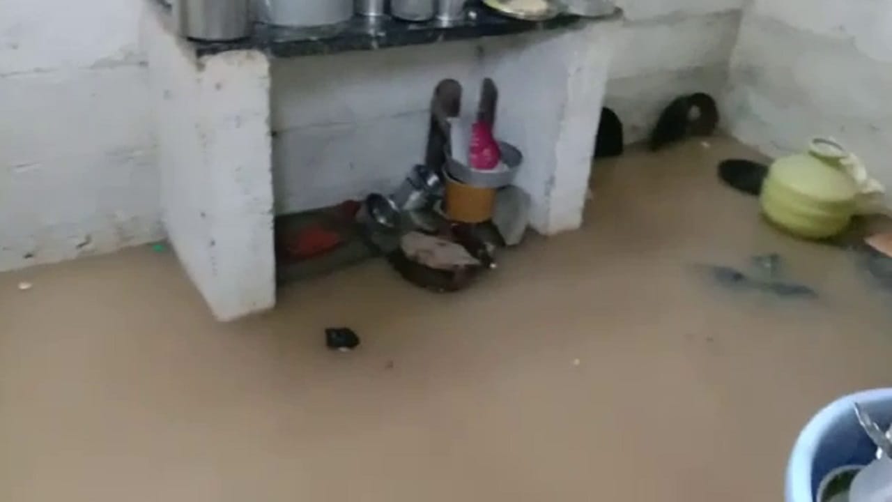 ಮಳೆಗೆ ತತ್ತರಿಸಿದ ರಾಜ್ಯ: ವರುಣನ ಆರ್ಭಟಕ್ಕೆ ಜನಜೀವನ ಅಸ್ತವ್ಯಸ್ತ, 5 ಮನೆಗಳ ಮೇಲ್ಛಾವಣಿ ಕುಸಿತ ಮಳೆಗೆ ತತ್ತರಿಸಿದ ರಾಜ್ಯ: ವರುಣನ ಆರ್ಭಟಕ್ಕೆ ಜನಜೀವನ ಅಸ್ತವ್ಯಸ್ತ, 5 ಮನೆಗಳ ಮೇಲ್ಛಾವಣಿ ಕುಸಿತ