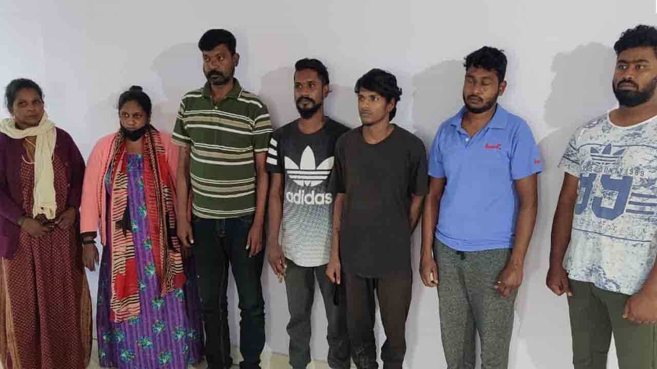 ಬೆಂಗಳೂರಿನಲ್ಲಿ ಹನಿಟ್ರ್ಯಾಪ್ ಮಾಡಿ ಸುಲಿಗೆ ಮಾಡುತ್ತಿದ್ದ ಗ್ಯಾಂಗ್ ಅರೆಸ್ಟ್.. ಬೆಂಗಳೂರಿನಲ್ಲಿ ಹನಿಟ್ರ್ಯಾಪ್ ಮಾಡಿ ಸುಲಿಗೆ ಮಾಡುತ್ತಿದ್ದ ಗ್ಯಾಂಗ್ ಅರೆಸ್ಟ್..