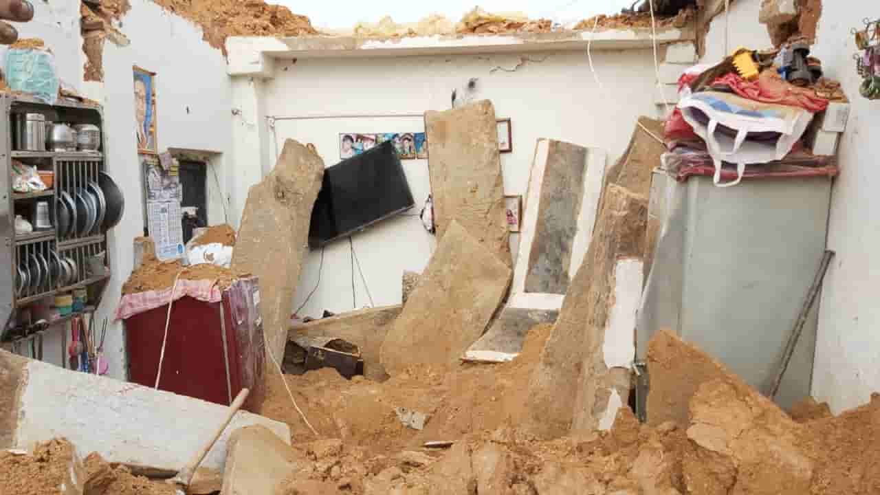 ಮನೆ ಕುಸಿತ: ತಂದೆ-ಮಗ ಸಾವು, ತಾಯಿ-ಮಗಳು ಆಸ್ಪತ್ರೆಗೆ ದಾಖಲು