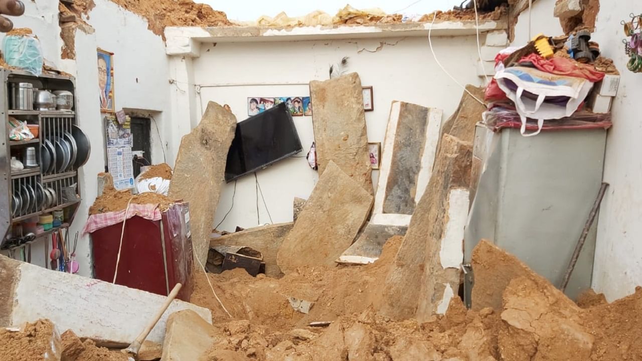 ಮನೆ ಕುಸಿತ: ತಂದೆ-ಮಗ ಸಾವು, ತಾಯಿ-ಮಗಳು ಆಸ್ಪತ್ರೆಗೆ ದಾಖಲು ಮನೆ ಕುಸಿತ: ತಂದೆ-ಮಗ ಸಾವು, ತಾಯಿ-ಮಗಳು ಆಸ್ಪತ್ರೆಗೆ ದಾಖಲು