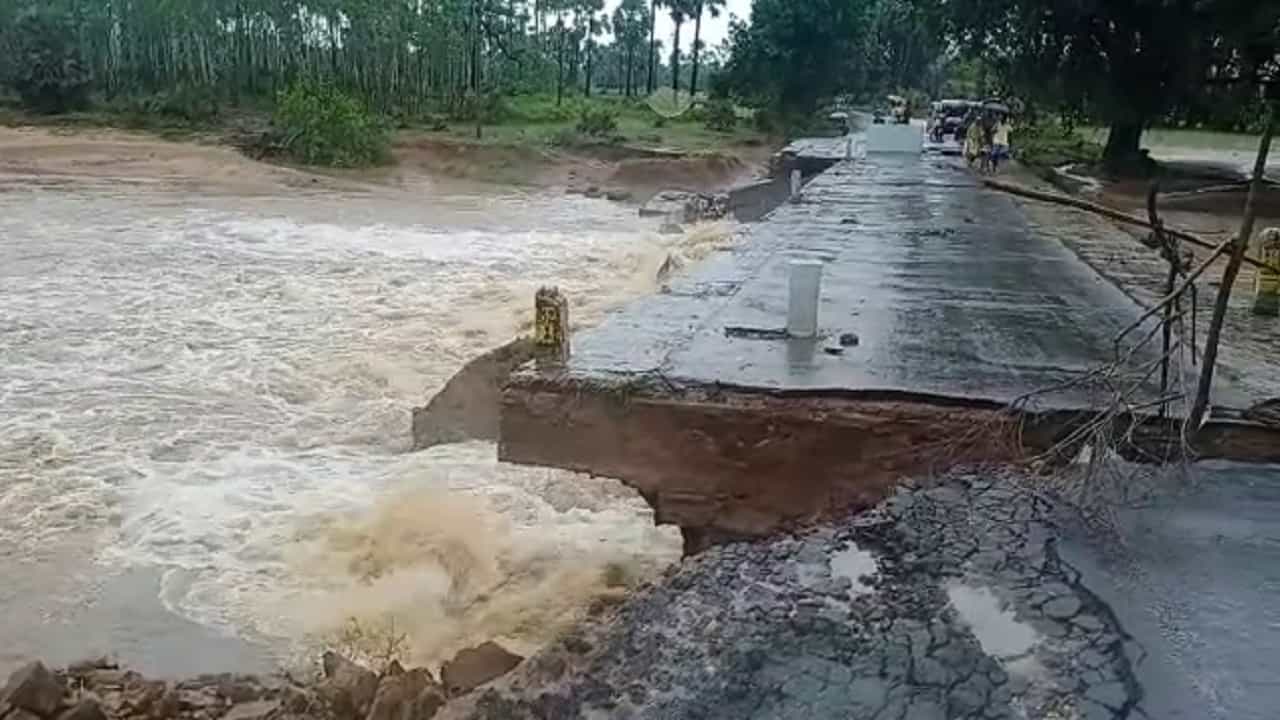 ಬಂಗಾಳಕೊಲ್ಲಿಯಲ್ಲಿ ವಾಯುಭಾರ ಕುಸಿತ: ಕಾರು ಕೊಚ್ಚಿ ಹೋಗಿ ಮಹಿಳೆ ಸಾವು ಬಂಗಾಳಕೊಲ್ಲಿಯಲ್ಲಿ ವಾಯುಭಾರ ಕುಸಿತ: ಕಾರು ಕೊಚ್ಚಿ ಹೋಗಿ ಮಹಿಳೆ ಸಾವು