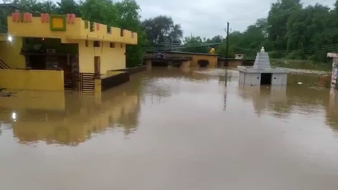 ಉ. ಕ ಪ್ರವಾಹ: ರಾವಣನ ಹೊಟ್ಟೆಗೆ ಅರೆಕಾಸಿನ ಮಜ್ಜಿಗೆಯಂತಿದೆ ಸರ್ಕಾರದ ಪರಿಹಾರ ಉ. ಕ ಪ್ರವಾಹ: ರಾವಣನ ಹೊಟ್ಟೆಗೆ ಅರೆಕಾಸಿನ ಮಜ್ಜಿಗೆಯಂತಿದೆ ಸರ್ಕಾರದ ಪರಿಹಾರ