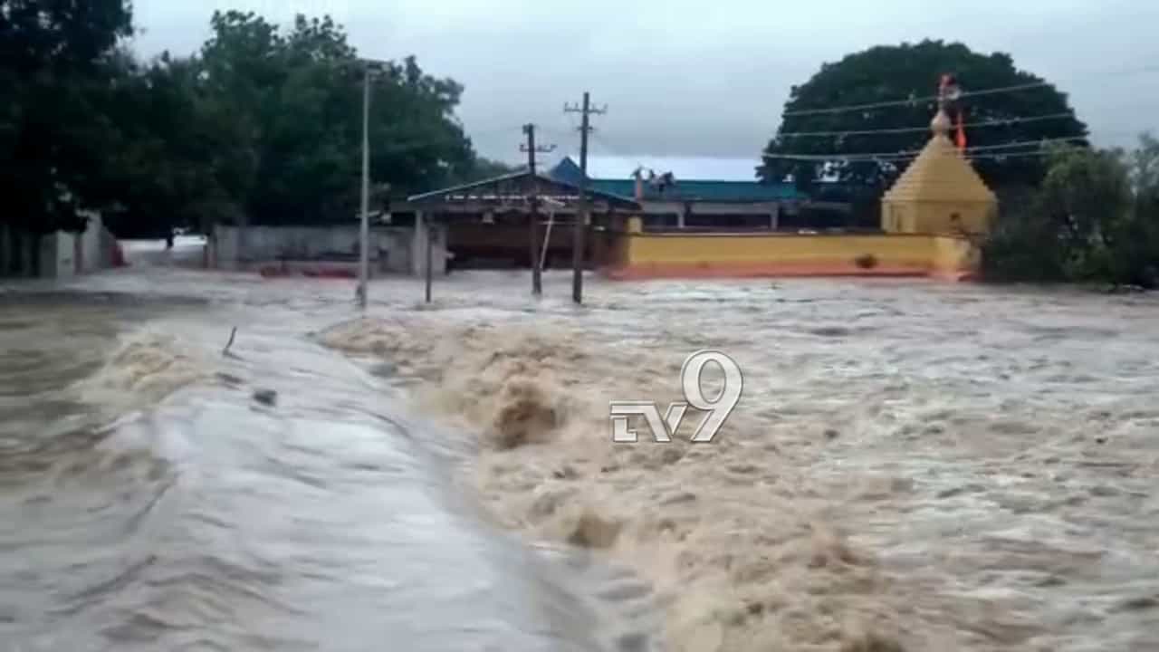ರೌದ್ರಾವತಿ ನದಿ ನೀರು ನುಗ್ಗಿ ದಕ್ಷಿಣ ಕಾಶಿ ಎನಿಸಿರುವ ಕಲ್ಲೇಶ್ವರ ದೇಗುಲ ಜಲಾವೃತ