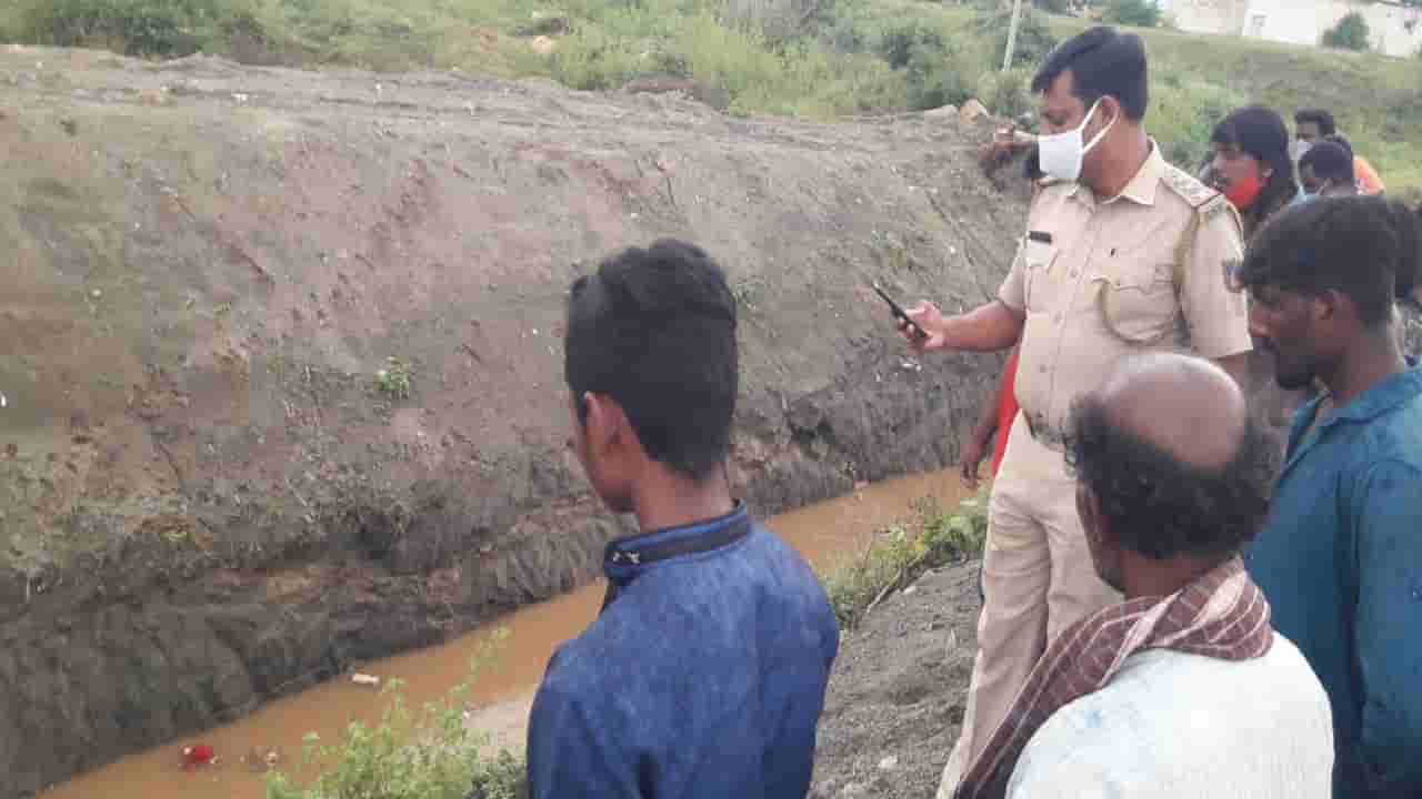 ರೈಲ್ವೆ ಇಲಾಖೆ ಎಡವಟ್ಟು: ಕುರಿ ಮೇಯಿಸಲು ಹೋದವರು ಪಕ್ಕದ ಕಾಲುವೆಯಲ್ಲಿ ಮುಳುಗಿ ಸತ್ತೇ ಹೋದ್ರು..
