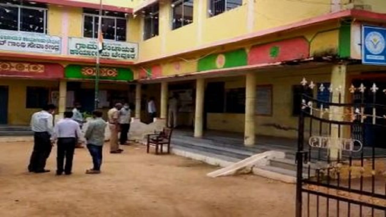 ಕೊಪ್ಪಳ ಗ್ರಾಮೀಣ ಬ್ಯಾಂಕ್ ದರೋಡೆ ಪ್ರಕರಣ: ಇಬ್ಬರ ಬಂಧನ ಕೊಪ್ಪಳ ಗ್ರಾಮೀಣ ಬ್ಯಾಂಕ್ ದರೋಡೆ ಪ್ರಕರಣ: ಇಬ್ಬರ ಬಂಧನ