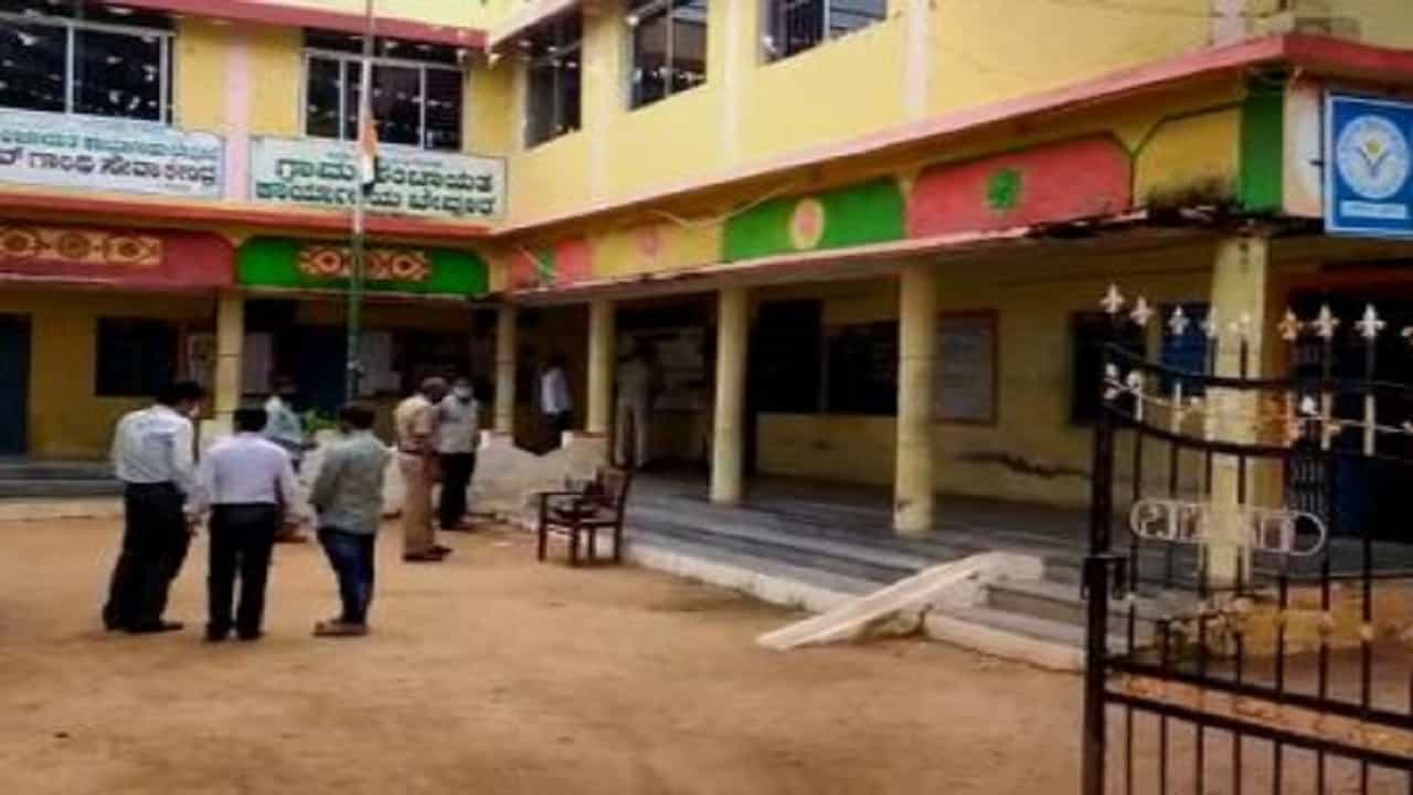 ಕೊಪ್ಪಳ ಗ್ರಾಮೀಣ ಬ್ಯಾಂಕ್ ದರೋಡೆ ಪ್ರಕರಣ: ಇಬ್ಬರ ಬಂಧನ ಕೊಪ್ಪಳ ಗ್ರಾಮೀಣ ಬ್ಯಾಂಕ್ ದರೋಡೆ ಪ್ರಕರಣ: ಇಬ್ಬರ ಬಂಧನ